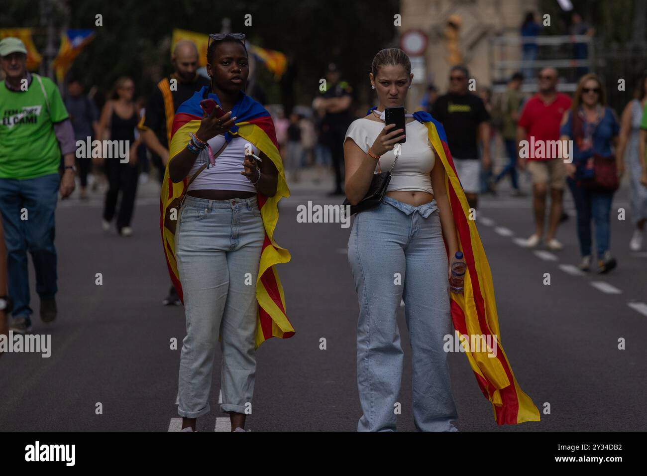 Einige Mädchen tragen katalanische Unabhängigkeitsflaggen während der Feier der Diada de Catalunya. Wie jeden 11. September wurde in Barcelona der katalanische Nationalfeiertag, auch bekannt als katalonischer Nationalfeiertag, gefeiert. Am Morgen wurde das traditionelle Blumenopfer für das Denkmal von Rafael Casanova gemacht, eine politische Veranstaltung, die von OMNIUM Cultural organisiert wurde, und am Nachmittag eine gemeinsame Demonstration des Landes mit dem Motto: „Wir kehren auf die Straßen zurück: Unabhängigkeit. Justiz, Land, Zukunft“. Stockfoto