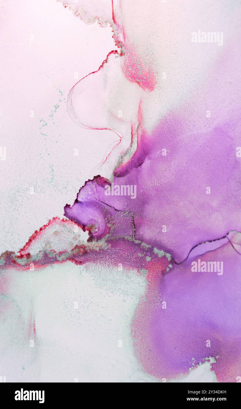 Abstraktes violettes und rosafarbenes Aquarelldesign mit fließenden Bewegungen und zarten Linien und Texturen für kreative Hintergründe Stockfoto
