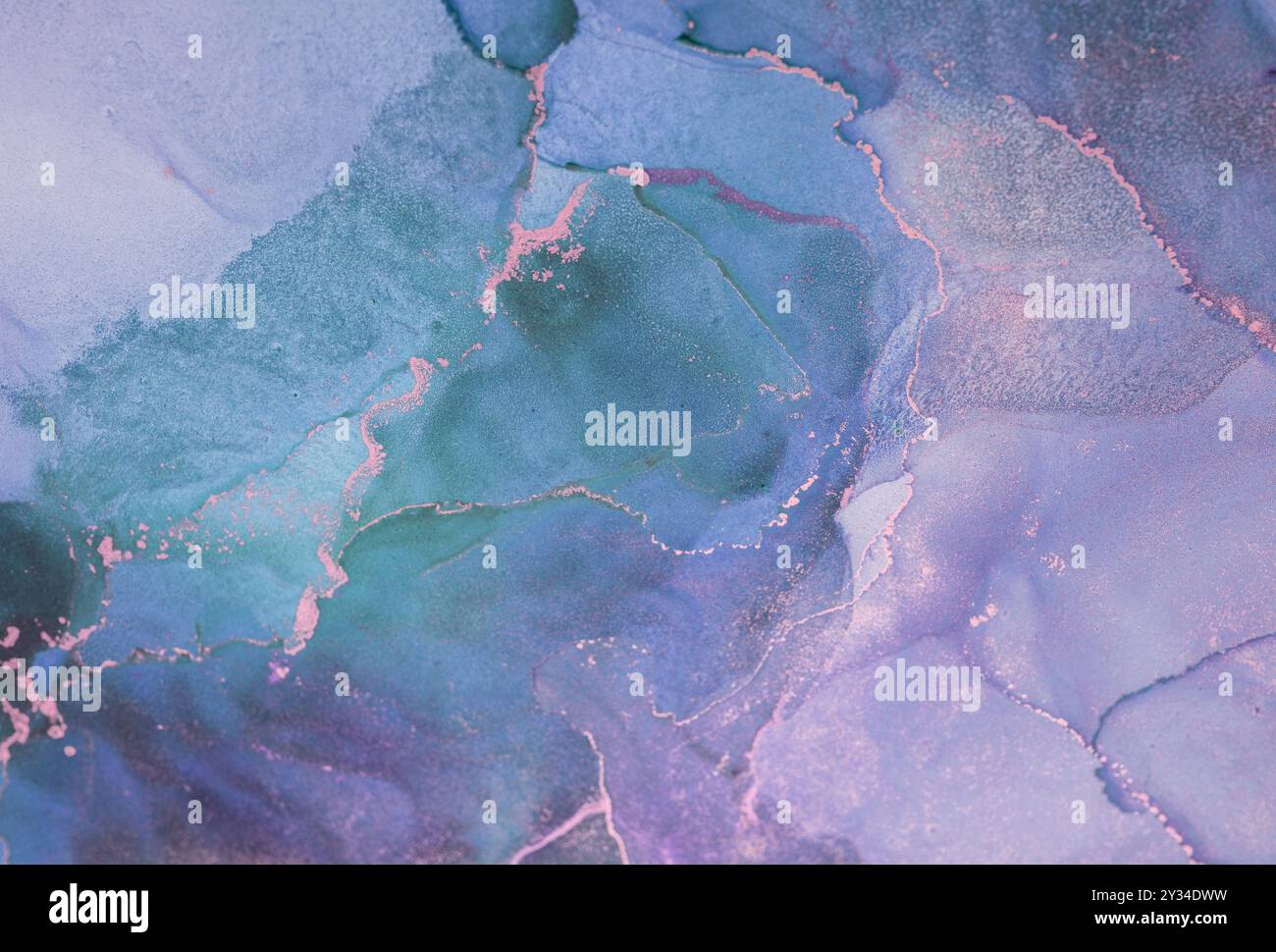 Farbenfrohe abstrakte Aquarellmalerei in Blau-, Grün- und Rosa-Tönen mit fließenden Texturen und organischen Formen Stockfoto