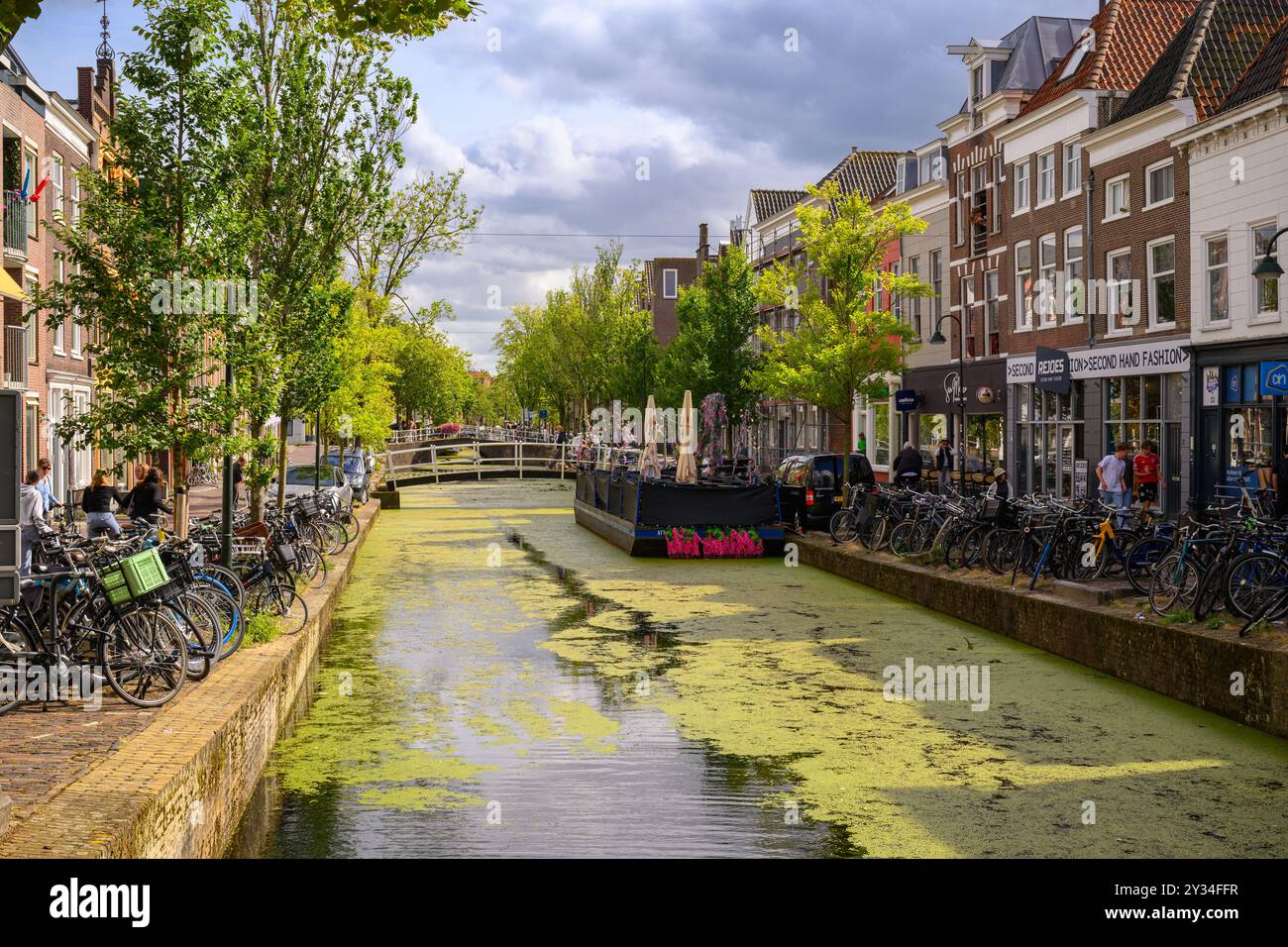 Historischer niederländischer Kanal an einem sonnigen Sommertag, Delft, Niederlande Stockfoto