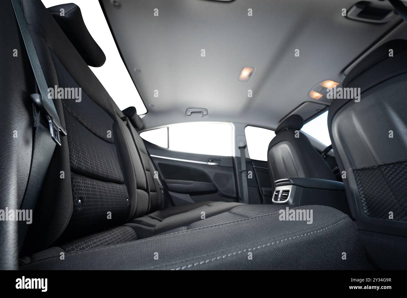 Innenraum des Fahrzeugs mit tiefer Sicht mit isolierten Fenstern und weichen Sitzen in schwarzem Stoff Stockfoto