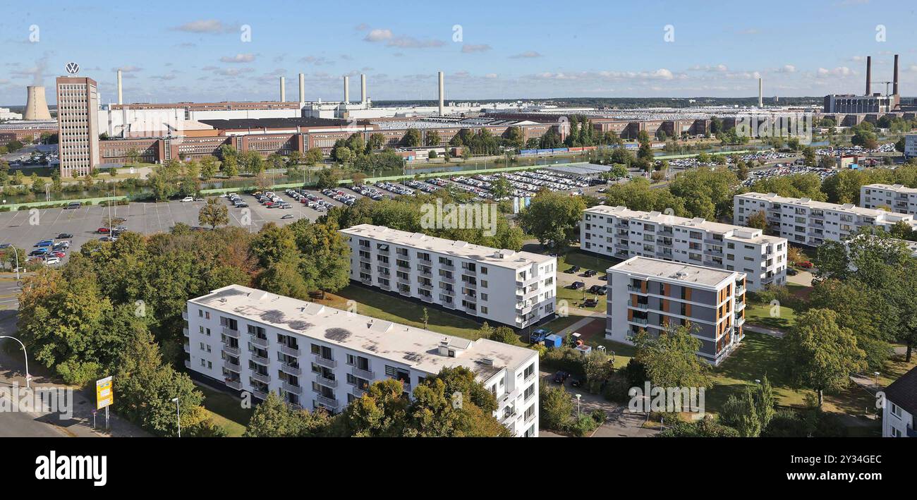 Wolfsburg Niedersachsen Wolfsburg, 12.09.2024, Thema: Blick vom Hochhaus in der Saarstraße in Wolfsburg auf die Stadt und das VW-Werk, Bild zeigen: Blick auf das Volkswagen Werk mit dem Markenhochhaus links und dem alten Kraftwerk rechts *** Wolfsburg Niedersachsen Wolfsburg, 12 09 2024, Thema Ansicht vom Hochhaus in der Saarstraße in Wolfsburg auf die Stadt und das VW-Werk, Bild zeigt Blick auf das Volkswagen-Werk mit dem Markenhochhaus links und dem alten Kraftwerk rechts Stockfoto