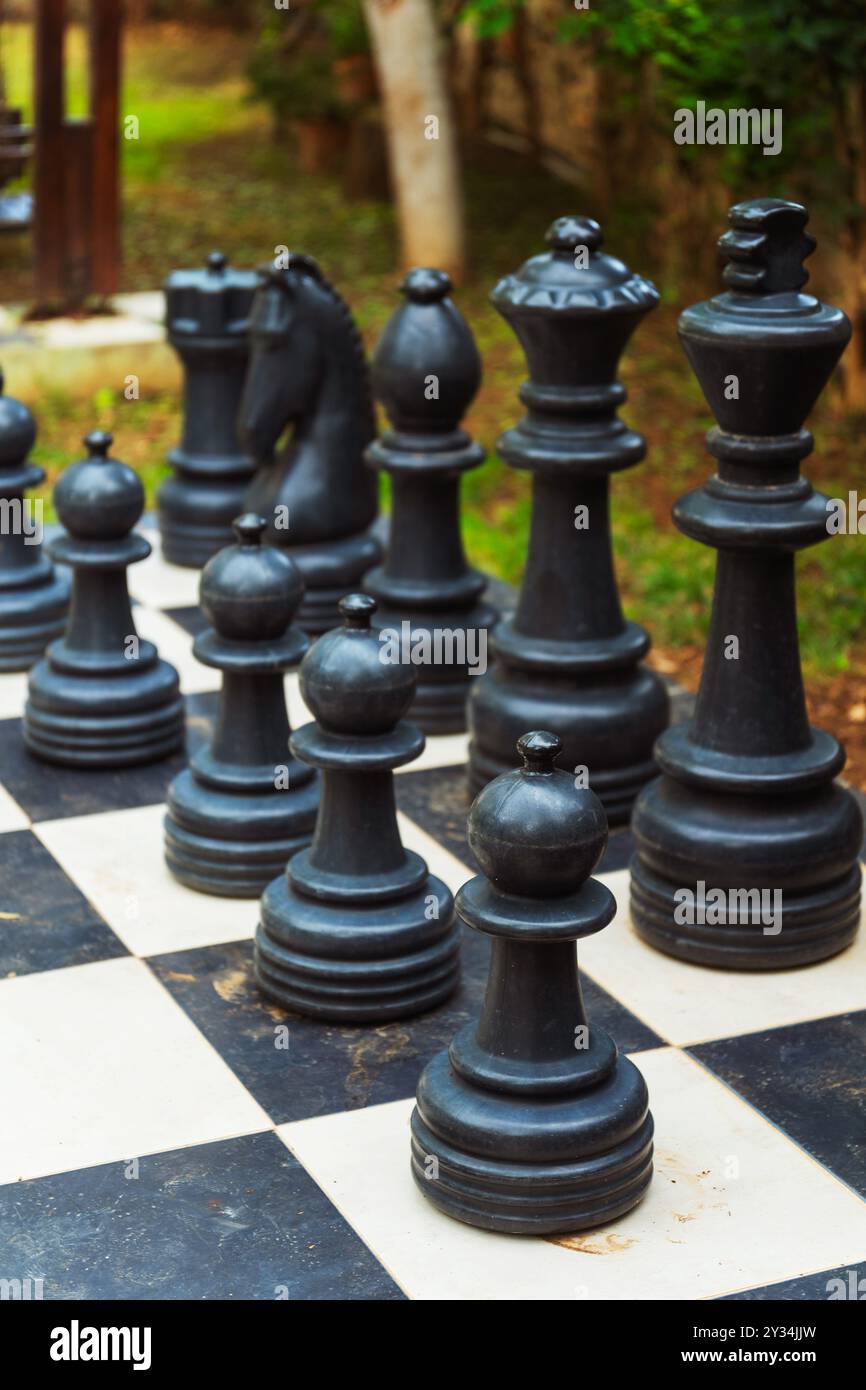 Ein großes Schachbrett mit übergroßen riesigen Schachfiguren Stockfoto