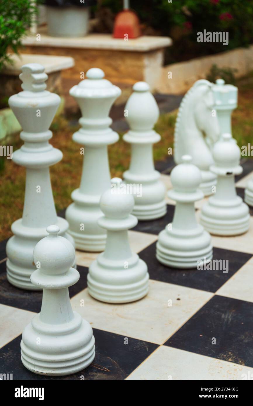 Ein großes Schachbrett mit übergroßen riesigen Schachfiguren Stockfoto