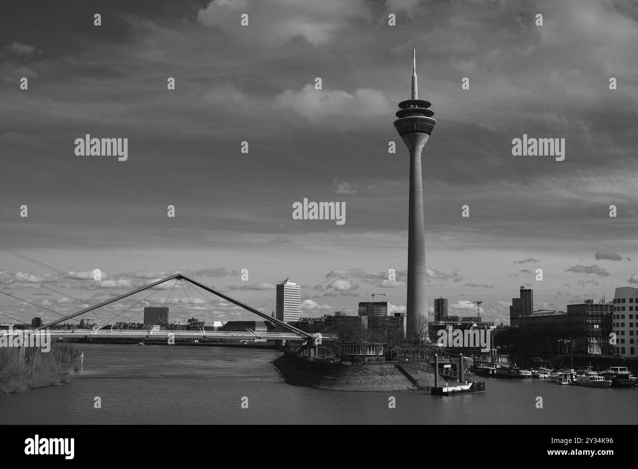 Blick auf den Rheinturm im Medienhafen, schwarz-weiß, Düsseldorf, Deutschland, Europa Stockfoto