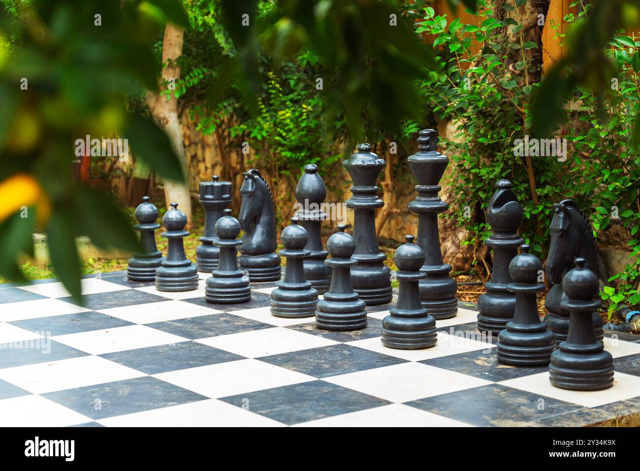 Ein großes Schachbrett mit übergroßen riesigen Schachfiguren Stockfoto