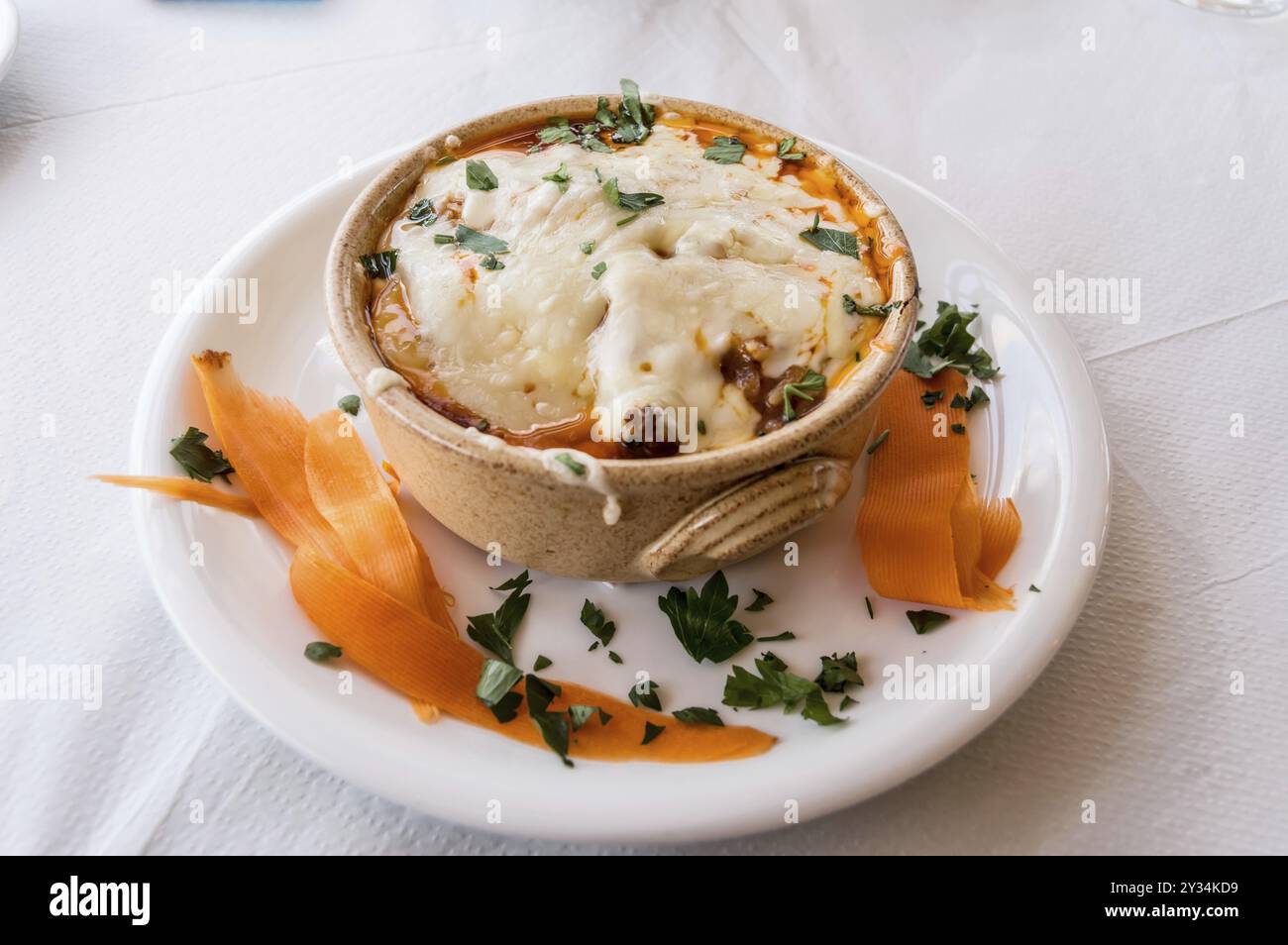 Kalbfleisch ramequin gratiniert mit Feta Käse mit griechischen Nudeln Stockfoto