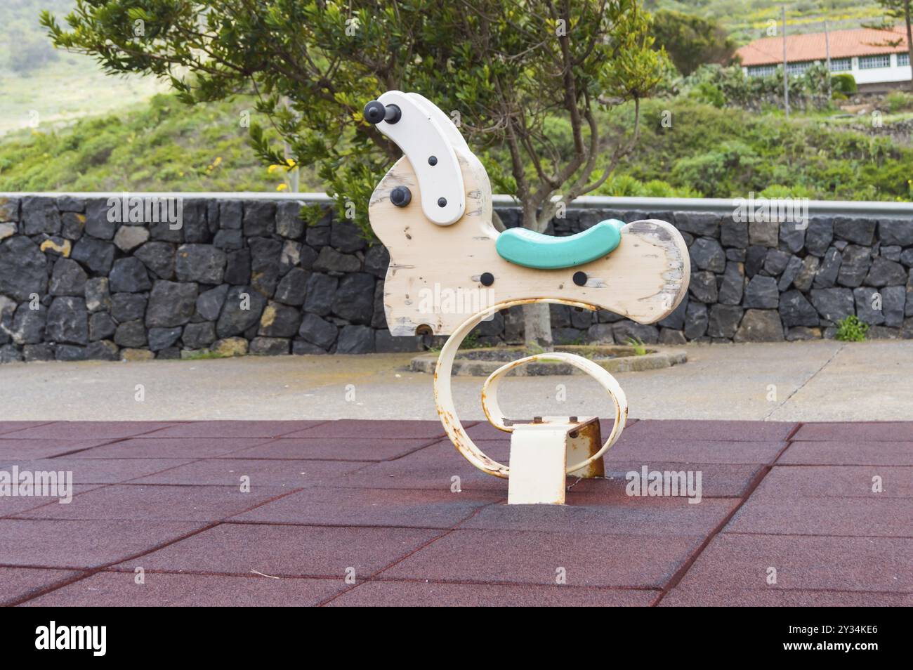 Kaninchen-förmigen Feder rockiger Spiele auf einem Spielplatz auf der Insel Teneriffa Stockfoto