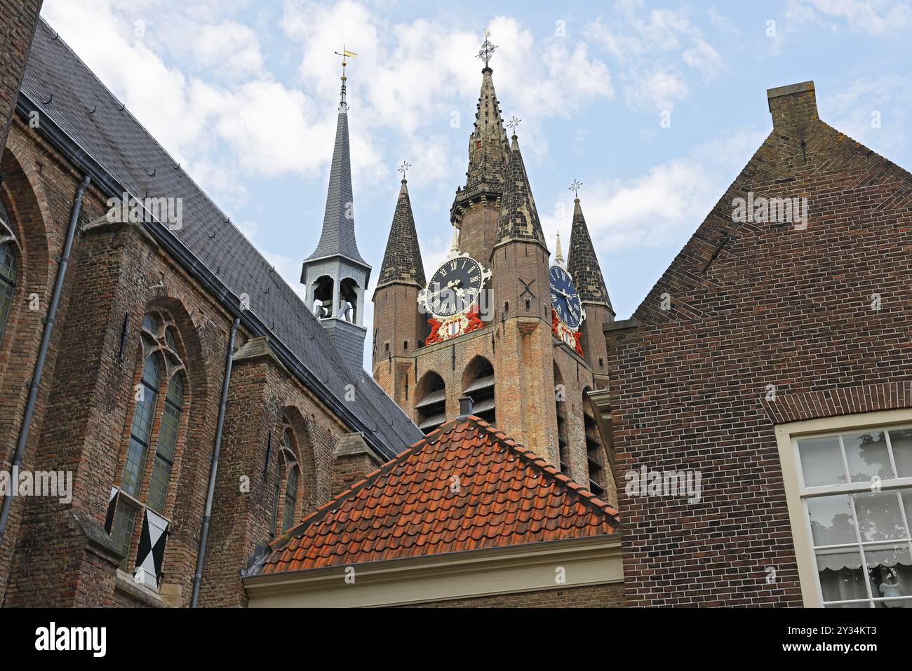 Das historische Stadtzentrum von Delft, Museum Het Prinsenhof im ehemaligen Kloster Sint Agatha, wird vom Turm der gotischen Alten Kirche Oude Kerk dominiert Stockfoto
