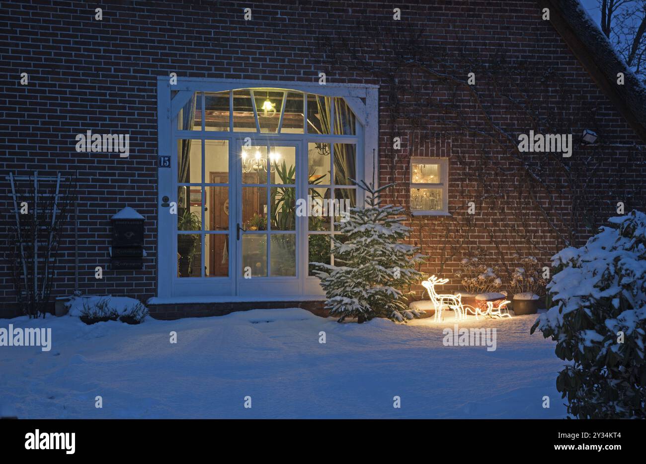 Europa Deutschland Niedersachsen KRS Stade, Schnee, Reetdachhaus im Winter, Weihnachtszeit, Blick ins Wohnzimmer, Bundesrepublik Deutschland Stockfoto