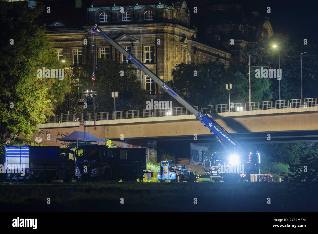 In den frühen Morgenstunden stürzte ein Abschnitt der Carola-Brücke aus unbekannten Gründen ein. Auf einer Länge von rund 100 Metern ist der Abschnitt auf wh Stockfoto