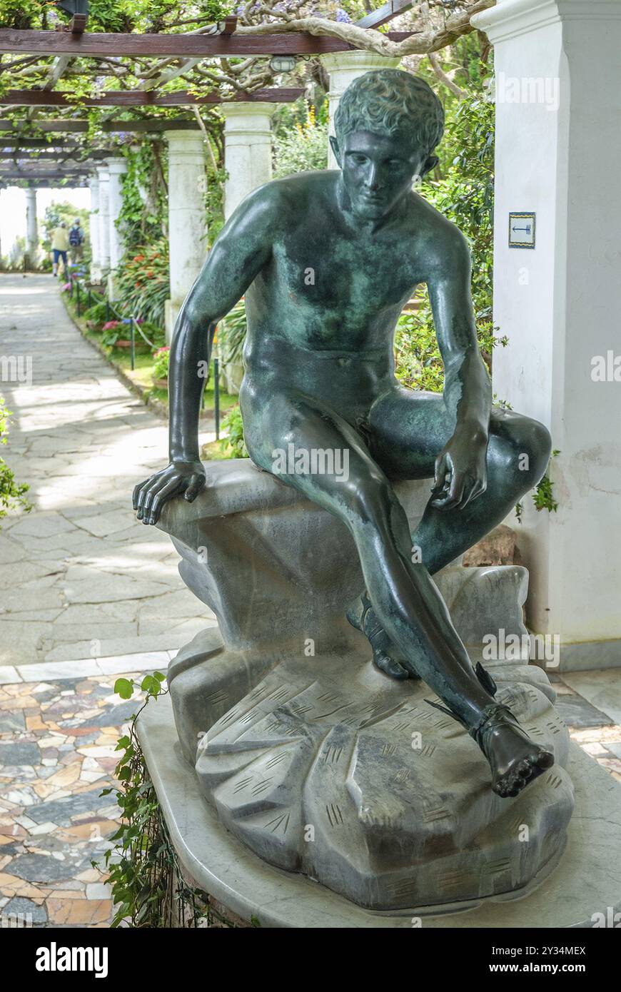 Römische Statue unter Pergola in der Villa San Michele, das Lebenswerk des schwedischen Arztes und Autors Axel Munthe (1857â € 1949), Anacapri, Isl Stockfoto Römische Statue unter Pergola in der Villa San Michele, das Lebenswerk des schwedischen Arztes und Autors Axel Munthe (1857â € 1949), Anacapri, Isl Stockfoto