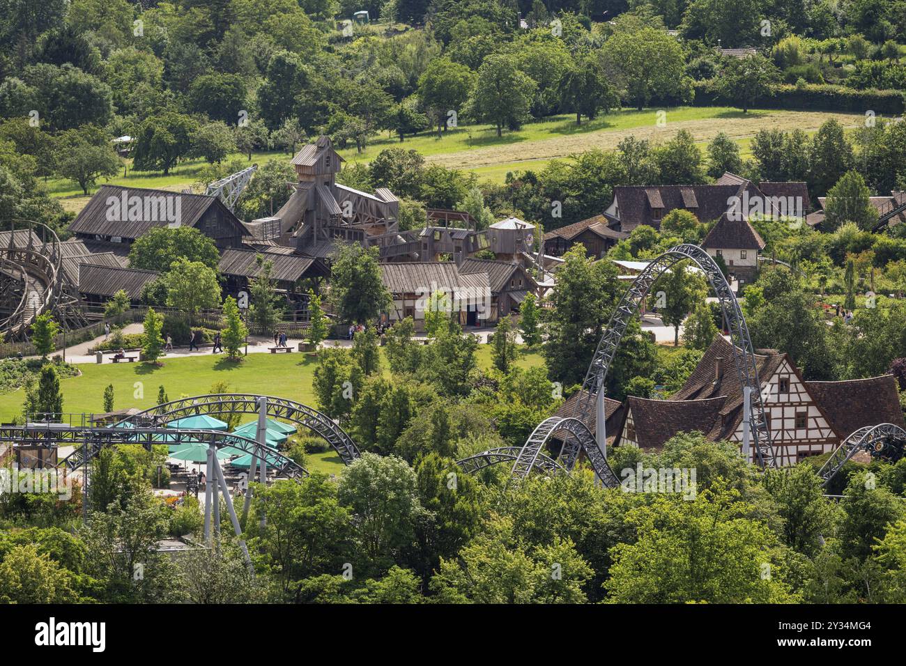 Achterbahn, Fachwerkhäuser, Vergnügungspark Tripsdrill, Cleebronn, Baden-Württemberg, Deutschland, Europa Stockfoto