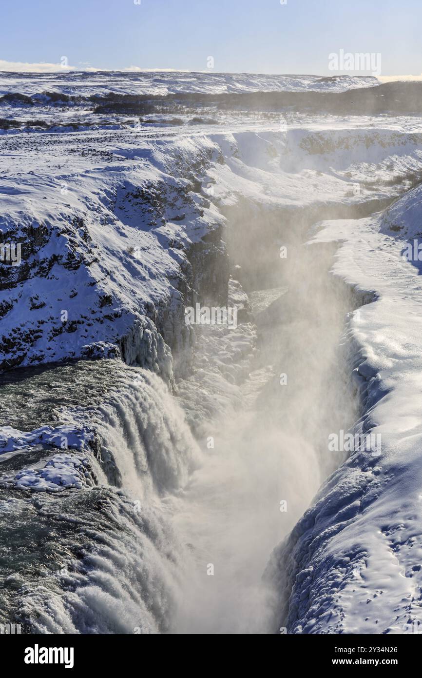 Großer Wasserfall in einer Schlucht im Schnee, Winter, sonnig, Hintergrundbeleuchtung, Spray, Gullfoss, Golden Circle, Südwest-Island, Island, Europa Stockfoto