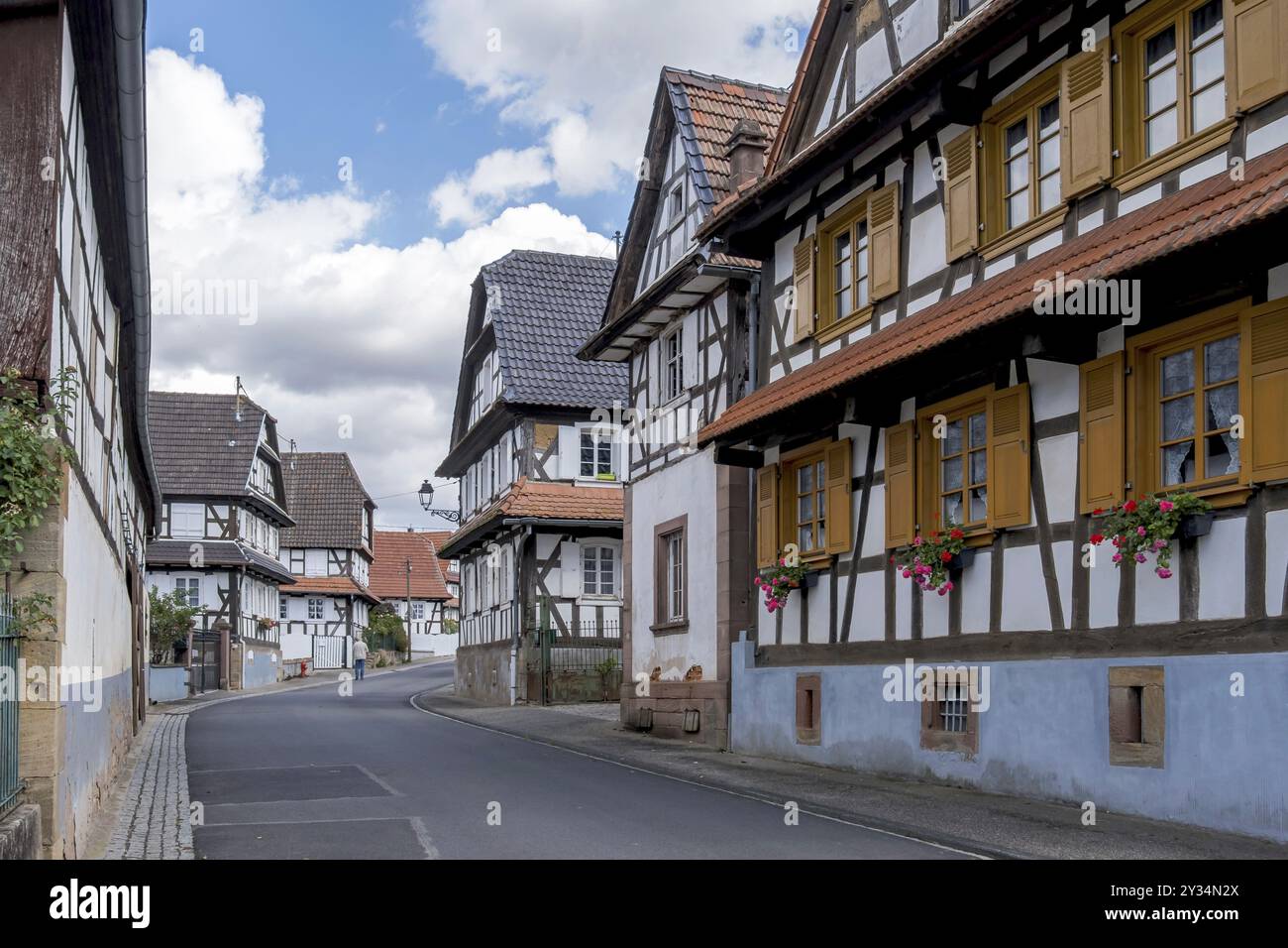 Hauptstraße mit Fachwerkhäusern, Hunspach, Elsass, Frankreich, Europa Stockfoto