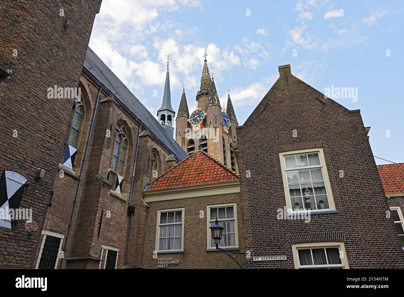 Das historische Stadtzentrum von Delft, Museum Het Prinsenhof im ehemaligen Kloster Sint Agatha, wird vom Turm der gotischen Alten Kirche Oude Kerk dominiert Stockfoto