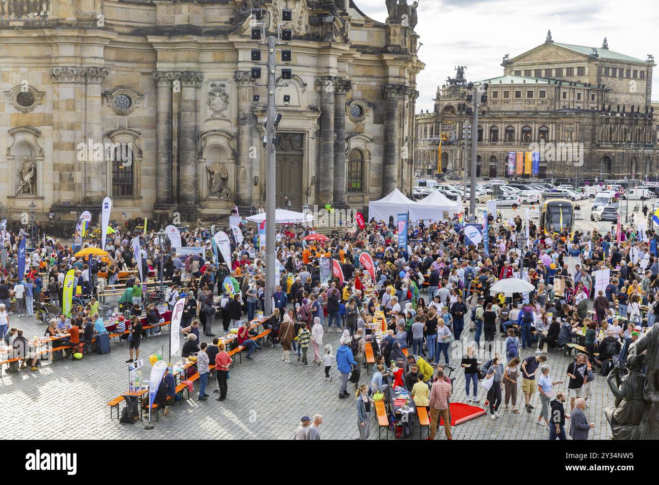 Der Veranstalter von Dresden ist (s) t bunt ist die Cellex-Stiftung. Das Motto des diesjährigen Banketts lautet Dresden divides und zielt darauf ab, sich auf das Wohnen zu konzentrieren Stockfoto