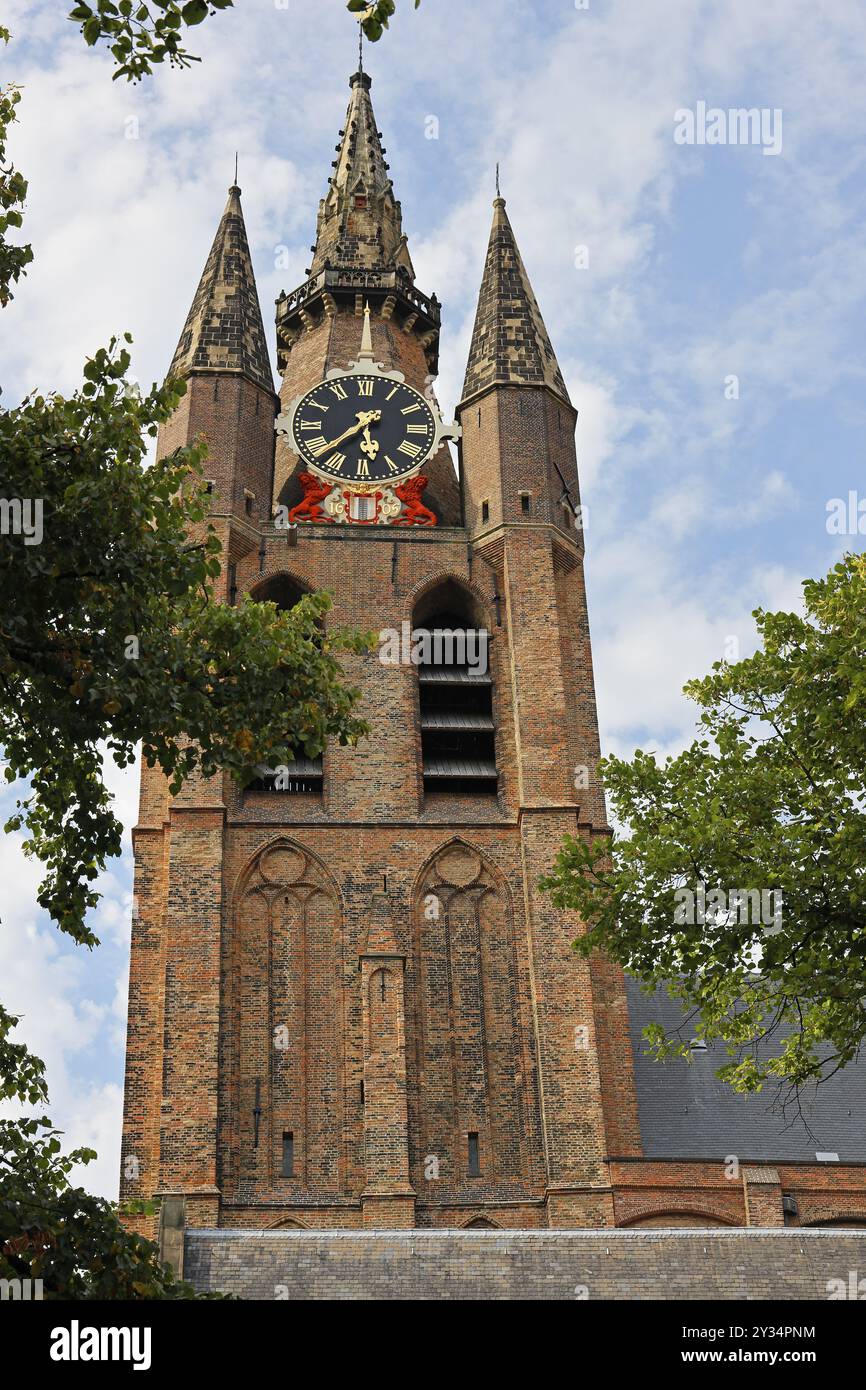 Historisches Stadtzentrum von Delft, Turm der gotischen alten Kirche, Oude Kerk, Delft, Zuid-Holland, Niederlande Stockfoto