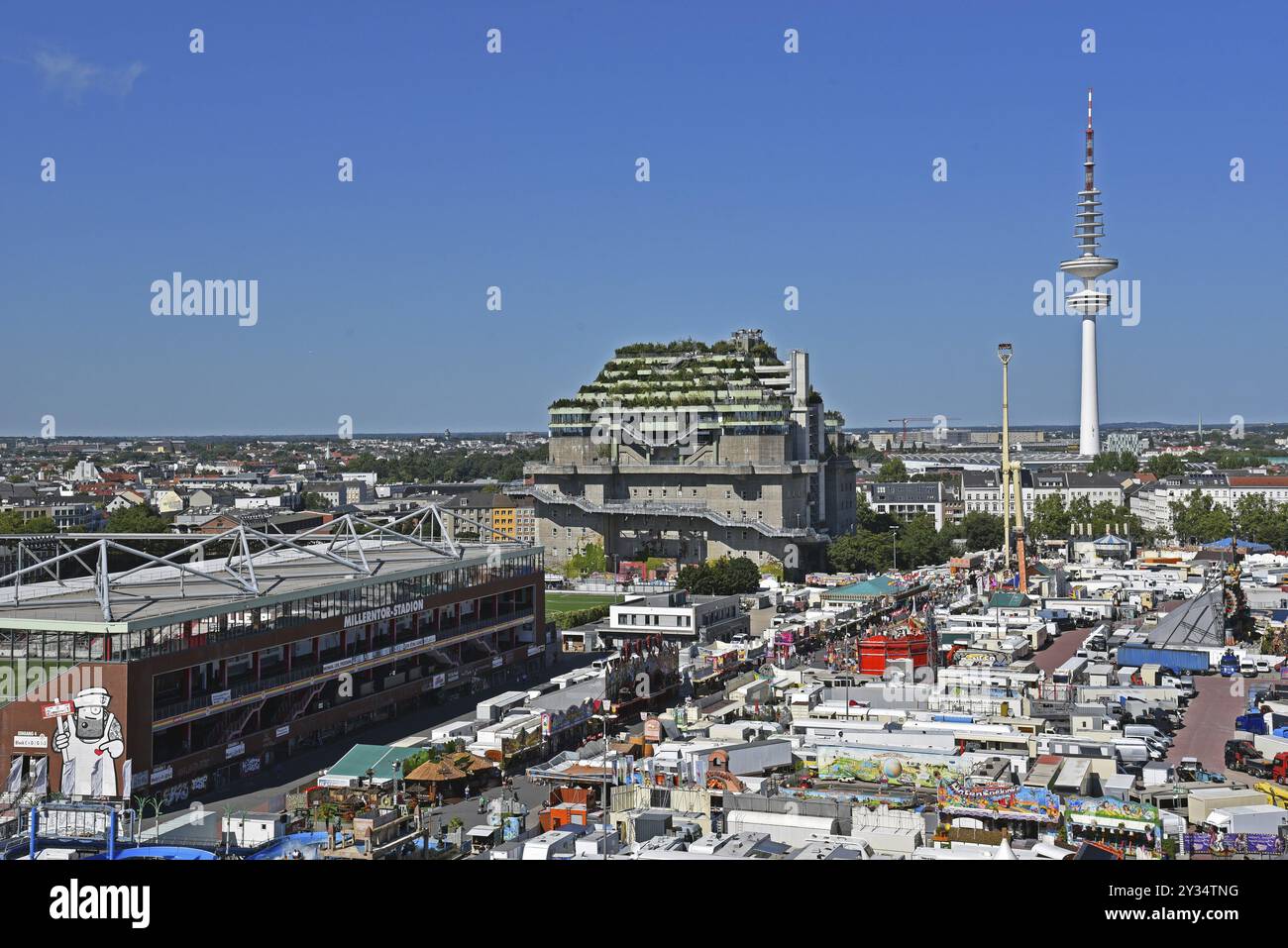 Europa, Deutschland, Hansestadt Hamburg, St. Pauli, ehemaliger Flugabwehrbunker an der Feldstraße, erbaut zwischen 1942 und 1944, Umbau mit extensi Stockfoto