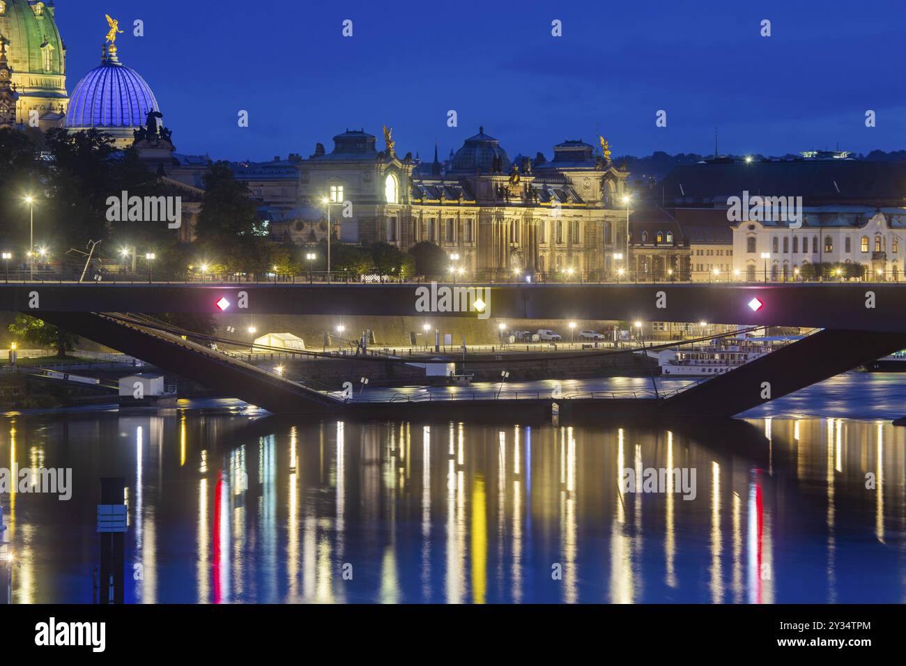 In den frühen Morgenstunden stürzte ein Abschnitt der Carola-Brücke aus unbekannten Gründen ein. Auf einer Länge von rund 100 Metern ist der Abschnitt auf wh Stockfoto