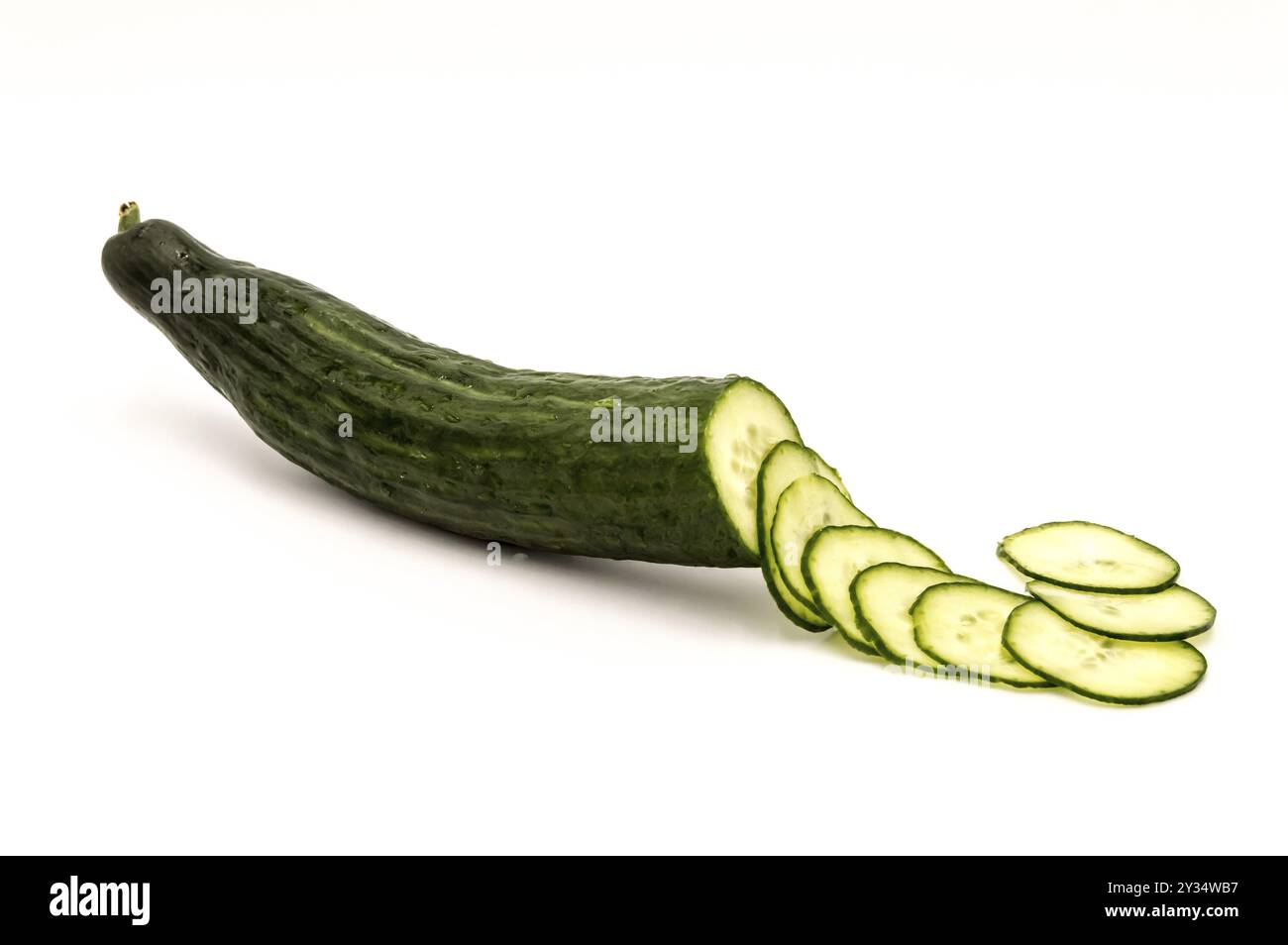 Gurke und Scheiben isoliert auf weißem Hintergrund Stockfoto