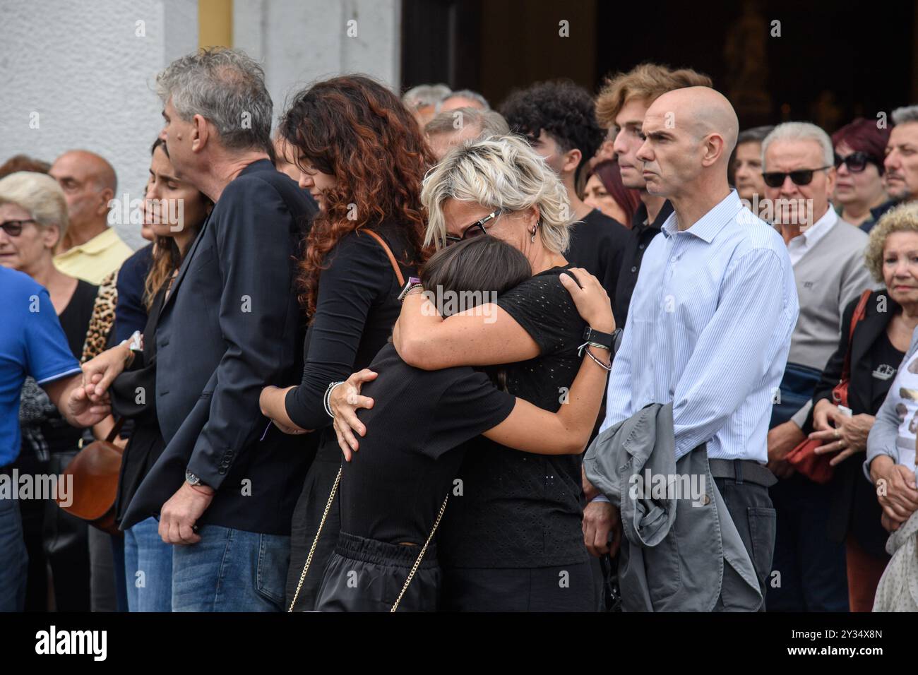 Mailand, Mailand. September 2024. Funerali di Padre, madre e bimbo uccisi dal figlio primogenito a Paderno Dugnano, presso la chiesa di Santa Maria Nascente - Milano - Gioved&#xec; 12 Settembre 2024 (Foto Claudio Furlan/Lapresse) Beerdigung von Vater, Mutter und Baby getötet von erstgeborenem Sohn in Paderno Dugnano, in der Kirche Santa Maria Nascente - Furlan - Mailand - Donnerstag, 12. September 2024 (Foto von Claudio Laresse) Stockfoto