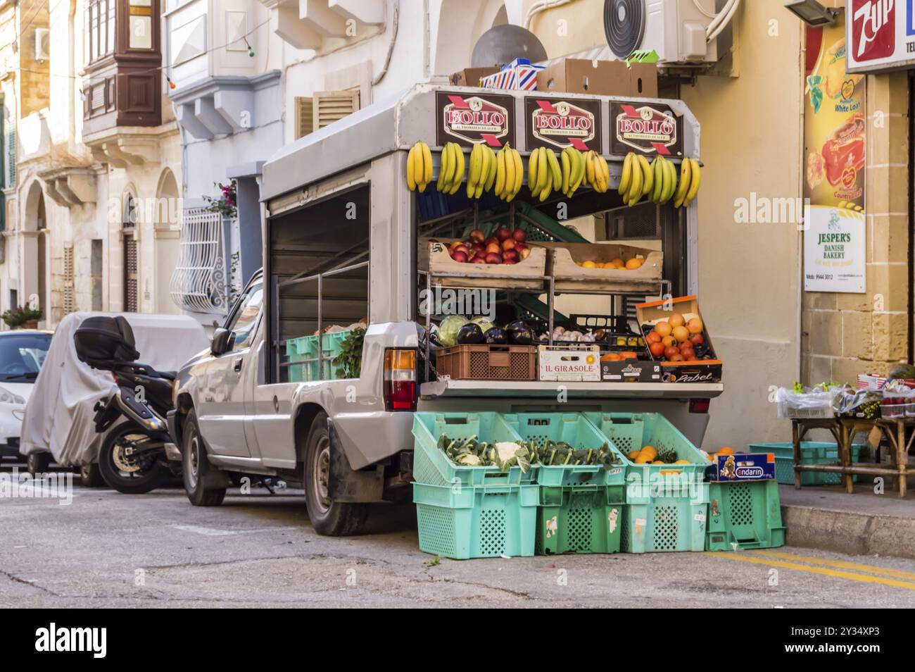 La Vallette, Malte, Europa-30/11/2019. Kleiner LKW gefüllt mit Gemüse und frischem Obst zum Verkauf in den Straßen von Cefalu in Sizilien Stockfoto