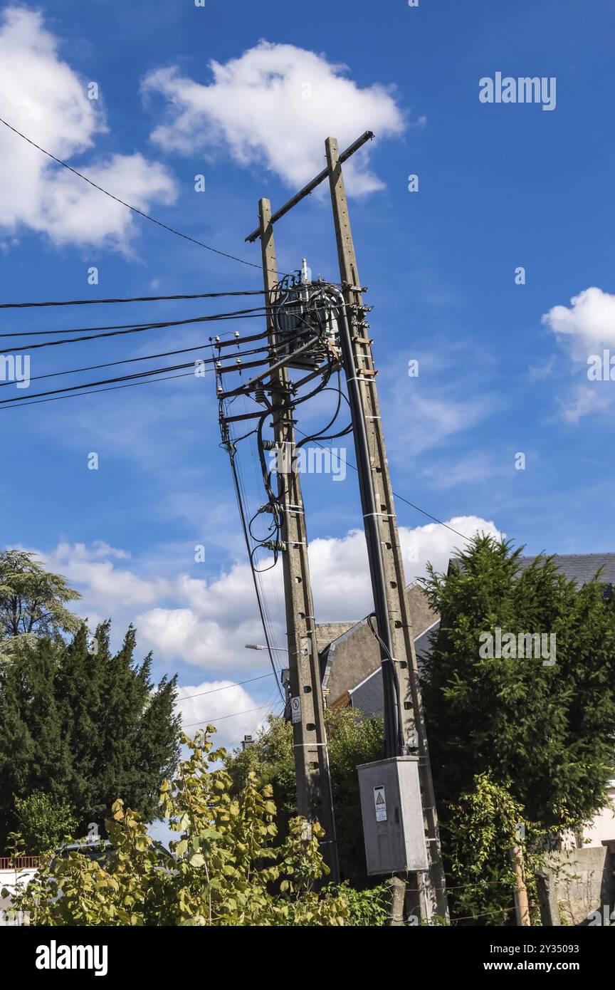 Power Line konkrete pole Ende mit Kabel senkrecht fallen. Power Line konkrete Pole Ende mit senkrecht fallen, Kabel und einer Höhe Transformator Stockfoto