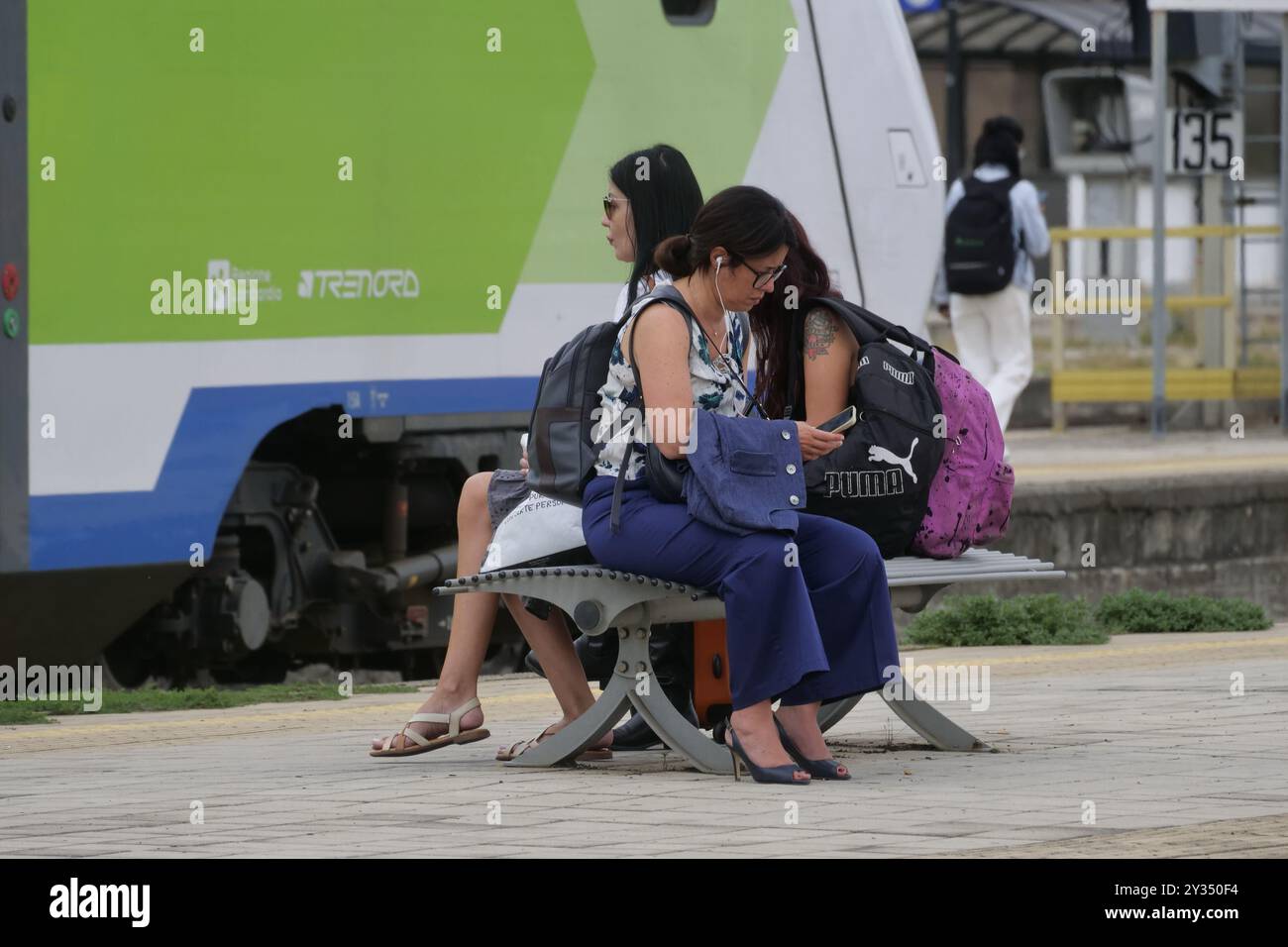 An vielen wichtigen Stationen sind die Lounges verschwunden, in denen man anhalten kann, und an ihrer Stelle finden Sie Sitze, die mehr oder weniger zufällig auf den Bahnsteigen verstreut sind. Stockfoto