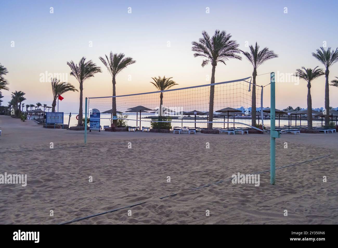 Beach-volleyball-Feld auf einem roten Meer Strand bei Sonnenaufgang in Hurghada City Stockfoto