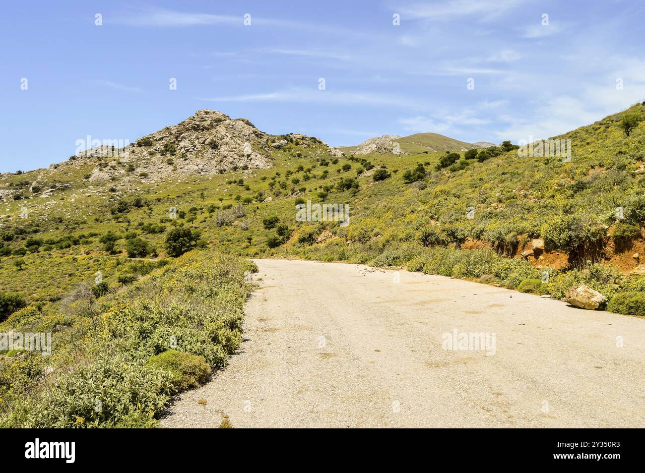 Berge der Insel Kreta und gewundene Straße. Asphaltstraße in einer natürlichen Landschaft Stockfoto