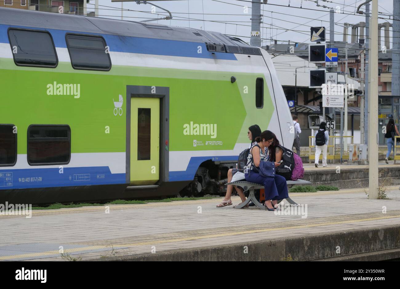 An vielen wichtigen Stationen sind die Lounges verschwunden, in denen man anhalten kann, und an ihrer Stelle finden Sie Sitze, die mehr oder weniger zufällig auf den Bahnsteigen verstreut sind. Stockfoto