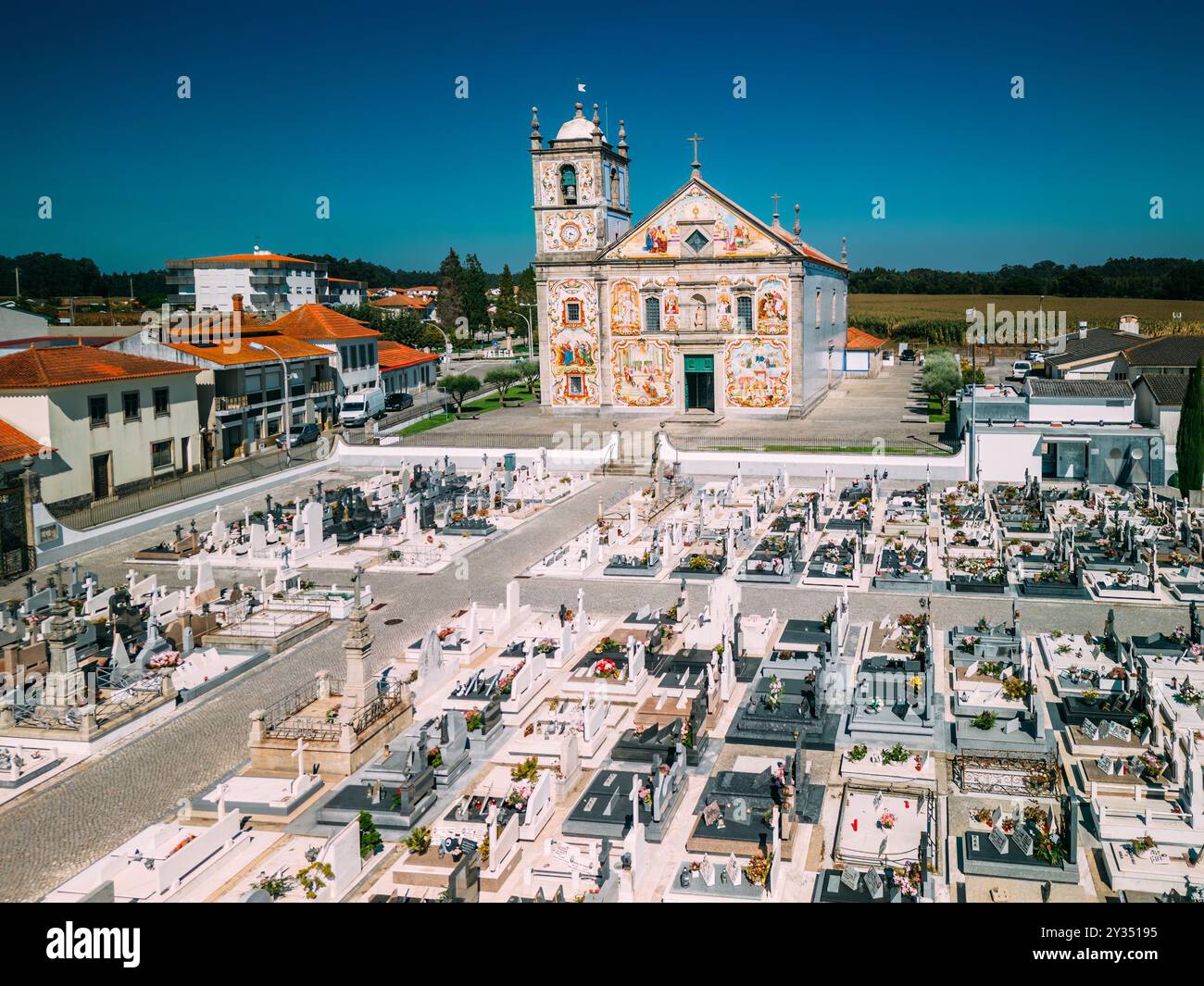 Drohnenansicht der Kirche Matriz Santa Maria de Valega in Portugal Stockfoto