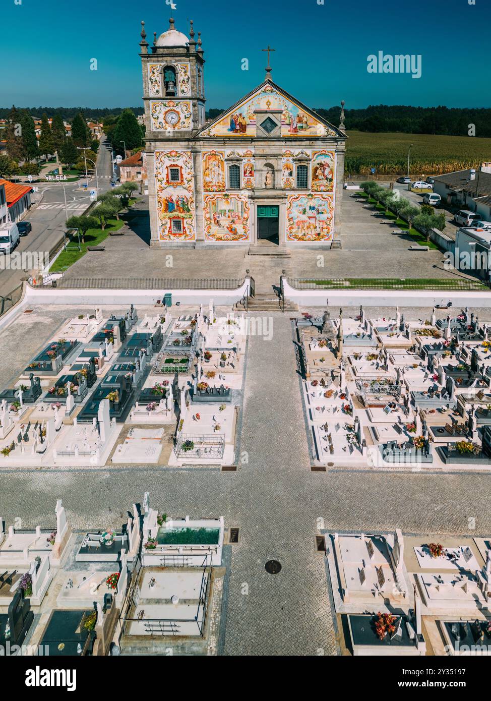 Drohnenansicht der Kirche Matriz Santa Maria de Valega in Portugal Stockfoto