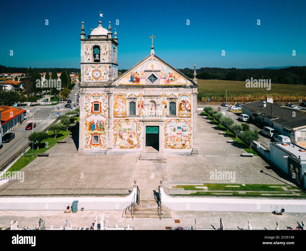Drohnenansicht der Kirche Matriz Santa Maria de Valega in Portugal Stockfoto