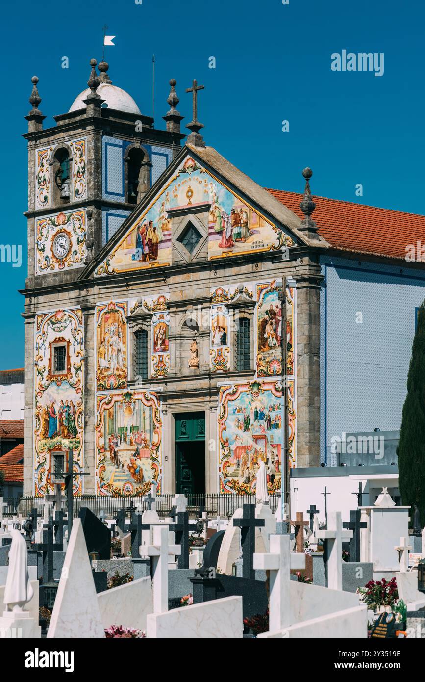 Valega, Portugal - 9. September 2024: Blick auf die Kirche Matriz Santa Maria de Valega in Portugal Stockfoto