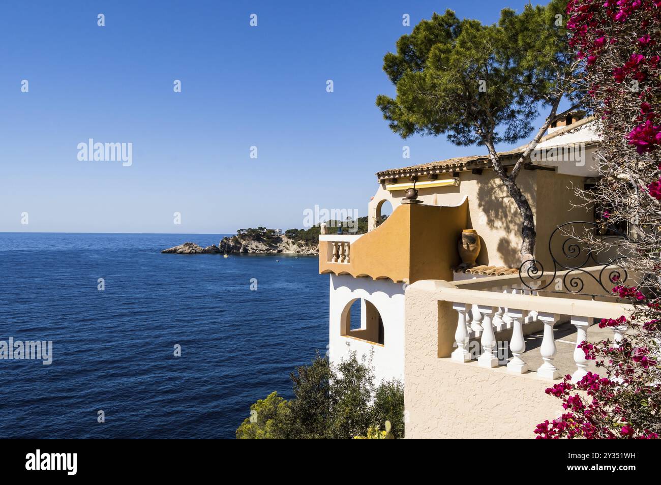 Balkon mit Meerblick von einem ländlichen Apartment auf Mallorca, Spanien, Europa Stockfoto