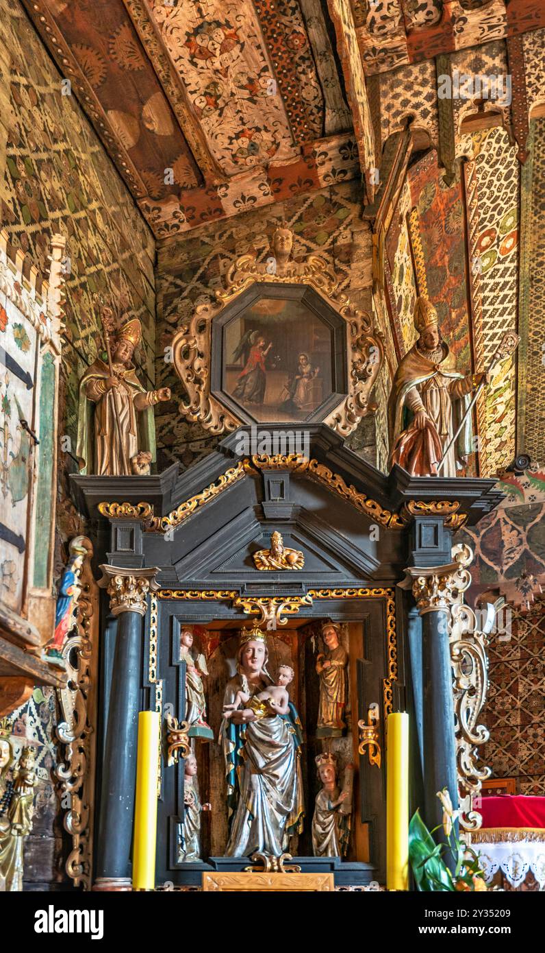 Jungfrau Maria mit Jesuskind am Seitenaltar, in der Kirche St. Michael Erzengel, UNESCO-Weltkulturerbe, Dorf Dębno, Podhale, Malopolska, Polen Stockfoto
