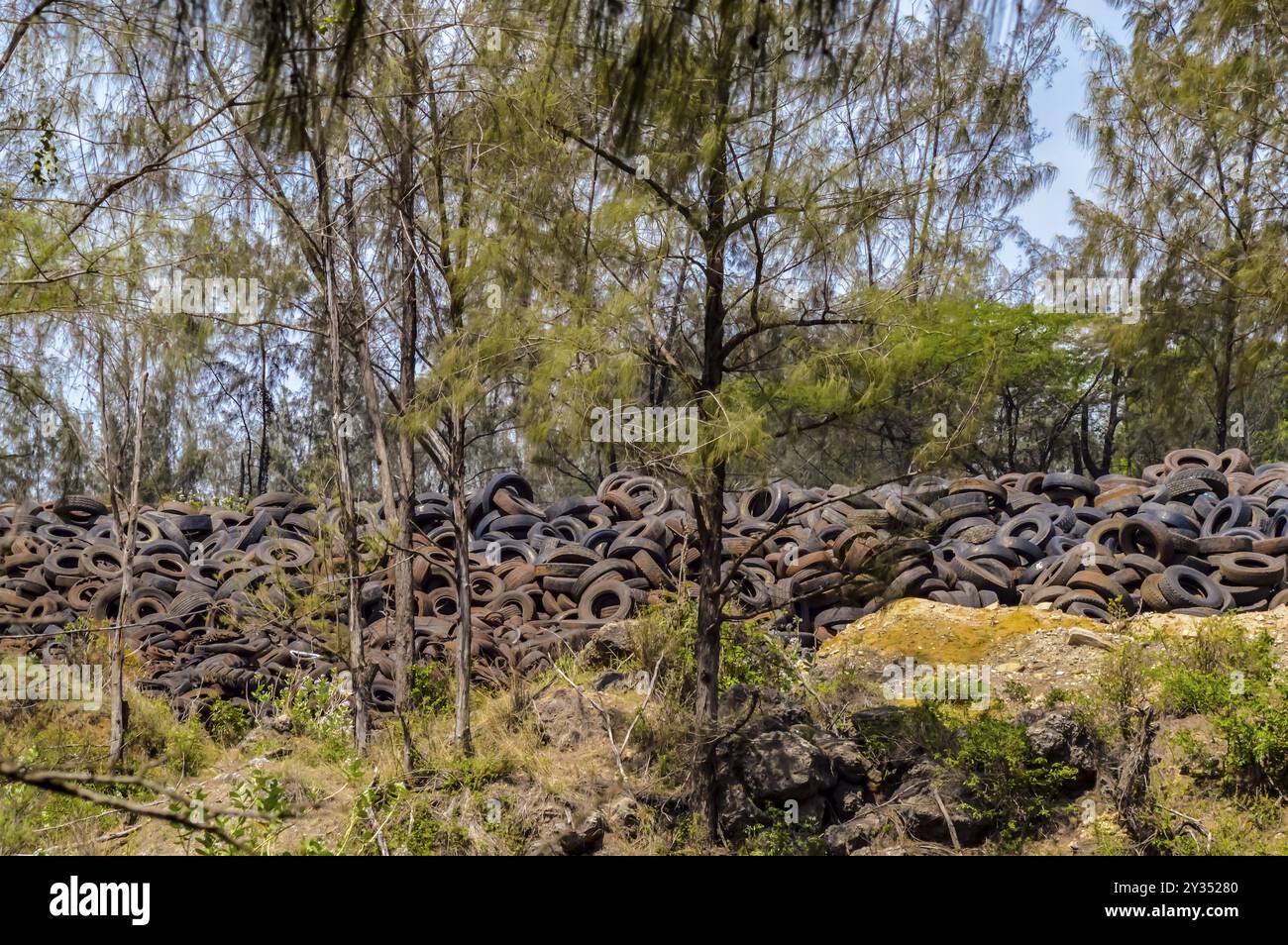 Entlastung des alten Reifen in der Natur in der Nähe der Stadt Mombasa in Kenia Stockfoto