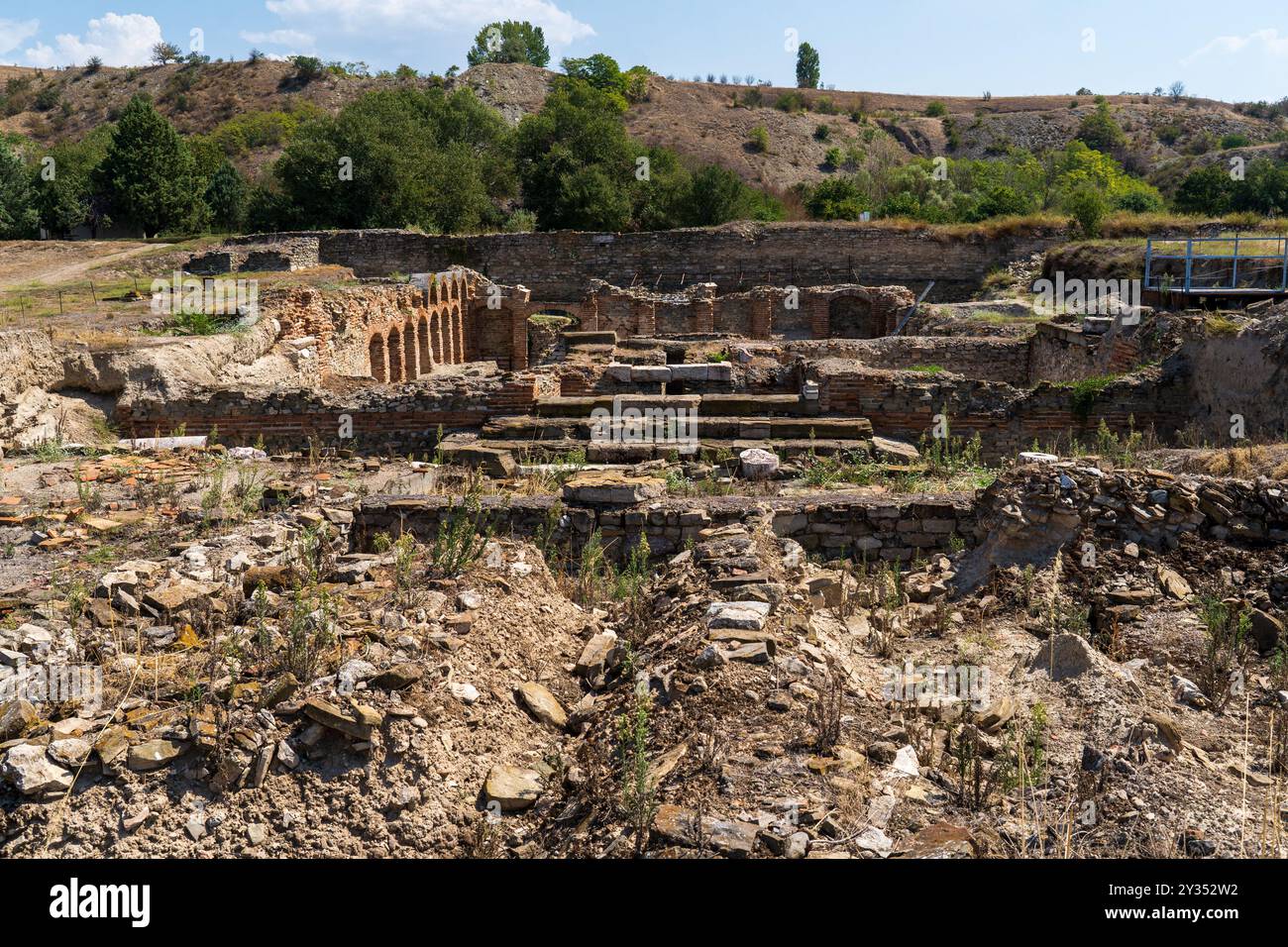 Antike Landschaft: Stobi mazedonische Stadt aus 359 v. Chr., Überreste und Ausgrabungsstätte unter dem blauen Himmel Stockfoto
