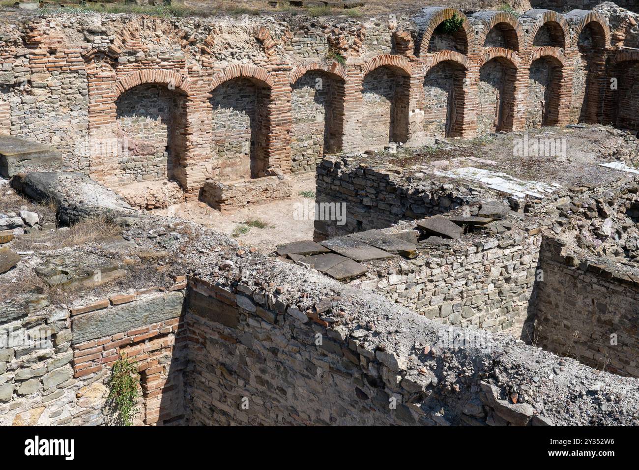 Bogenrahmen Mauer: Überreste der antiken mazedonischen Stadt, Stobi 359 v. Chr. Muster und Textur. Stockfoto