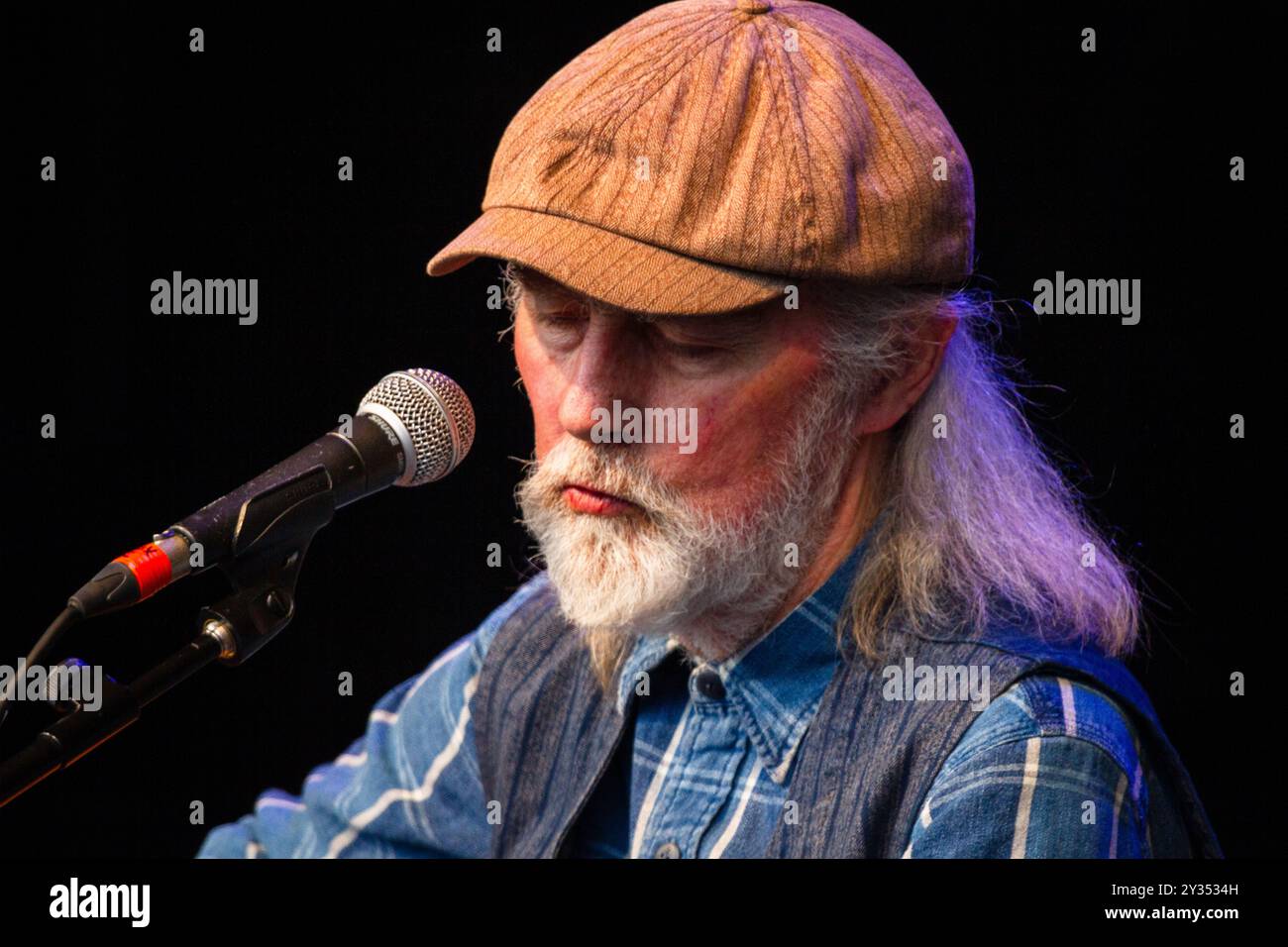 ROY HARPER, KONZERT, GREEN MAN FESTIVAL 2013: Folk Legende Roy Harper spielt live auf der Mountain Stage beim Green man Festival 2013 im Glanusk Park, Brecon, Wales, August 2013. Foto: Rob Watkins. INFO: Roy Harper wurde am 12. Juni 1941 in Rusholme, Manchester, England geboren. Als Pionier des britischen Singer-Songwriters wurde er bekannt für seine poetischen Texte, seine komplizierte Gitarrenarbeit und die Fusion von Folk, Rock und progressiver Musik, die Generationen von Musikern beeinflusste. Stockfoto