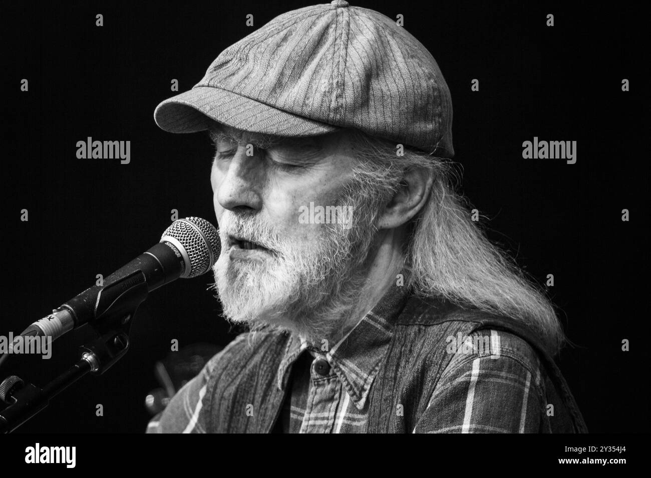 ROY HARPER, KONZERT, GREEN MAN FESTIVAL 2013: Folk Legende Roy Harper spielt live auf der Mountain Stage beim Green man Festival 2013 im Glanusk Park, Brecon, Wales, August 2013. Foto: Rob Watkins. INFO: Roy Harper wurde am 12. Juni 1941 in Rusholme, Manchester, England geboren. Als Pionier des britischen Singer-Songwriters wurde er bekannt für seine poetischen Texte, seine komplizierte Gitarrenarbeit und die Fusion von Folk, Rock und progressiver Musik, die Generationen von Musikern beeinflusste. Stockfoto