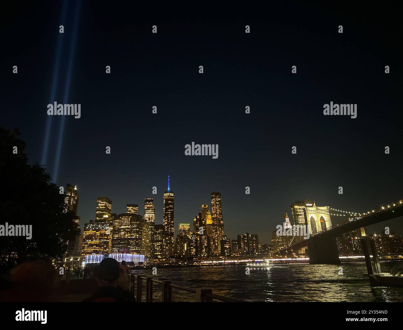 Brooklyn, New York, USA. September 2024. Tribute in Light zum 23. Jahrestag von 9/11 Angriffen aus Downtown, Brooklyn. (Kreditbild: © Ryan Rahman/Pacific Press via ZUMA Press Wire) NUR REDAKTIONELLE VERWENDUNG! Nicht für kommerzielle ZWECKE! Stockfoto