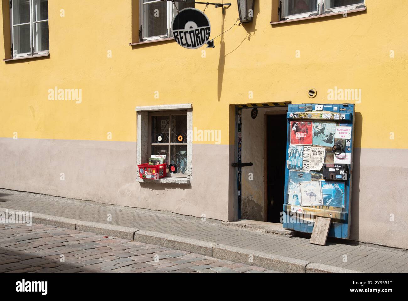 Vinylladen. Sammlung von LP-Vinylalben zum Verkauf in einem Musikgeschäft auf dem Hügel Toompea Tallinn in der Altstadt von Estland Stockfoto