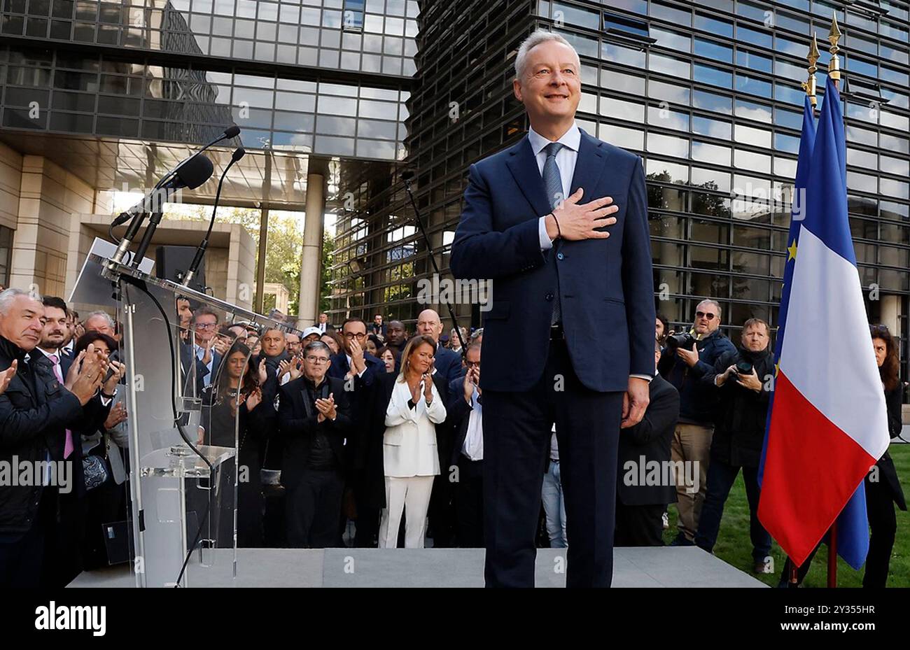 Paris, Frankreich, . September 2024. Bruno Le Maire begrüßt die Gäste während einer Abschiedszeremonie im französischen Ministerium für Wirtschaft und Finanzen (Bercy) am 12. September 2024 in Paris. Frankreich wird "nächste Woche" eine neue Regierung haben, sagte kürzlich der konservative Premierminister Michel Barnier am 12. September, als er Kandidaten für die Leitung von Ministerien vor einem unberechenbaren hängenden parlament aussuchte. Foto: Jean-Bernard Vernier/JBV News/ABACAPRESS. COM Credit: Abaca Press/Alamy Live News Stockfoto