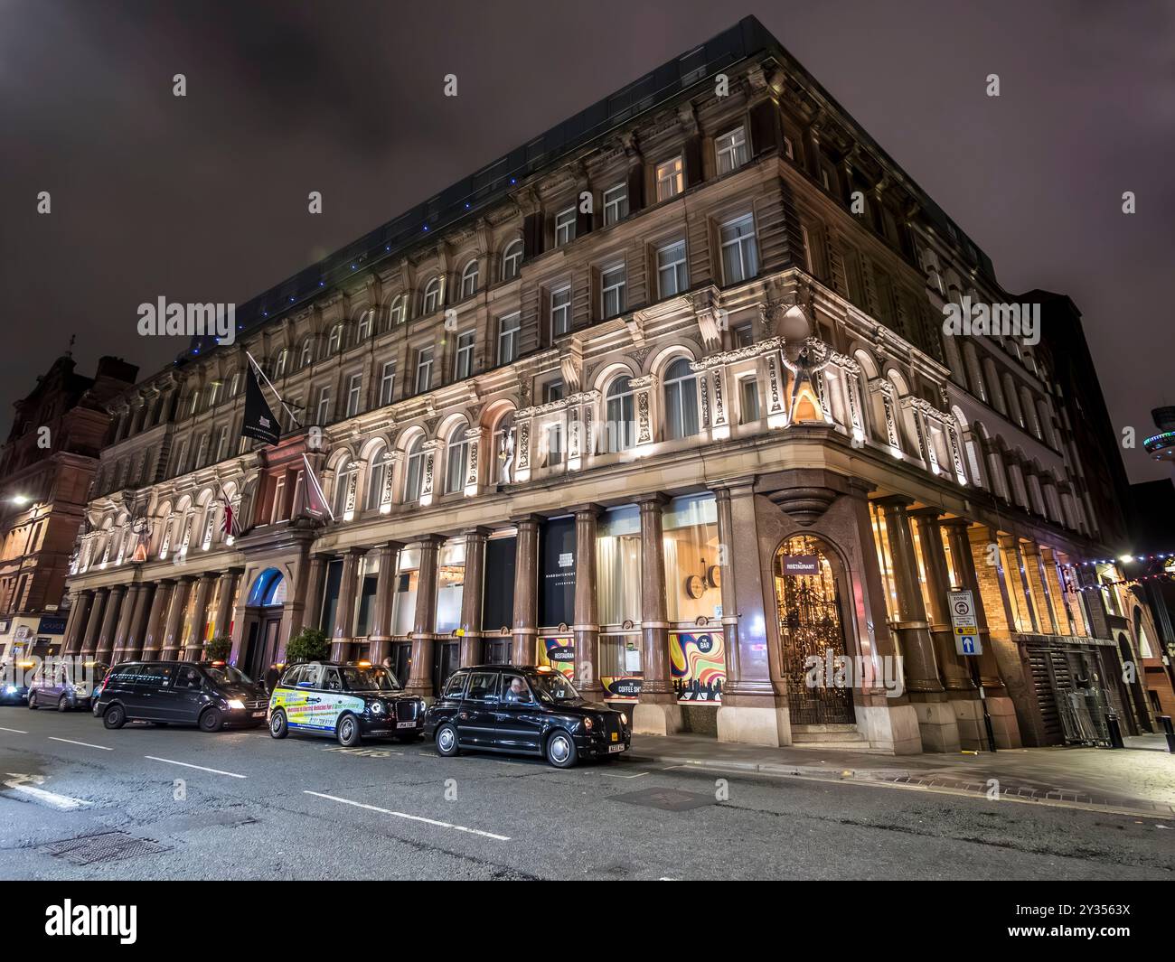 Dieses farbenfrohe Straßenbild des Hard Days Night Hotels befindet sich in der Gegend, die heute als Cavern Quarter bekannt ist und berühmt für die Beatles ist Stockfoto