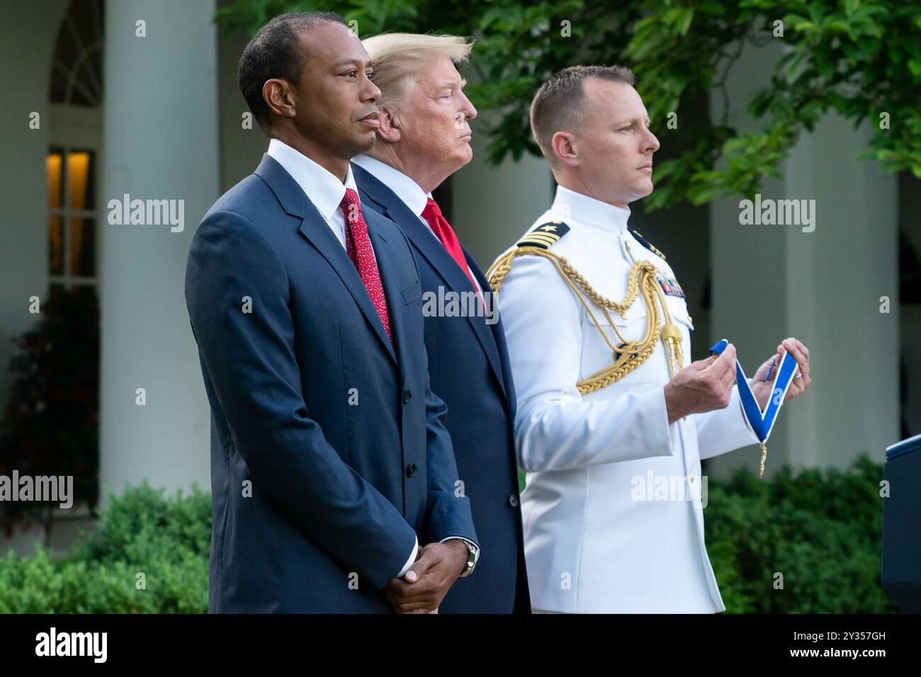 Präsident Donald J. Trump steht mit Tiger Woods am Montag, 6. Mai 2019, im Rosengarten des Weißen Hauses, bevor er Woods die Presidential Medal of Freedom überreicht. (Offizielles Foto des Weißen Hauses von Andrea Hanks) Stockfoto