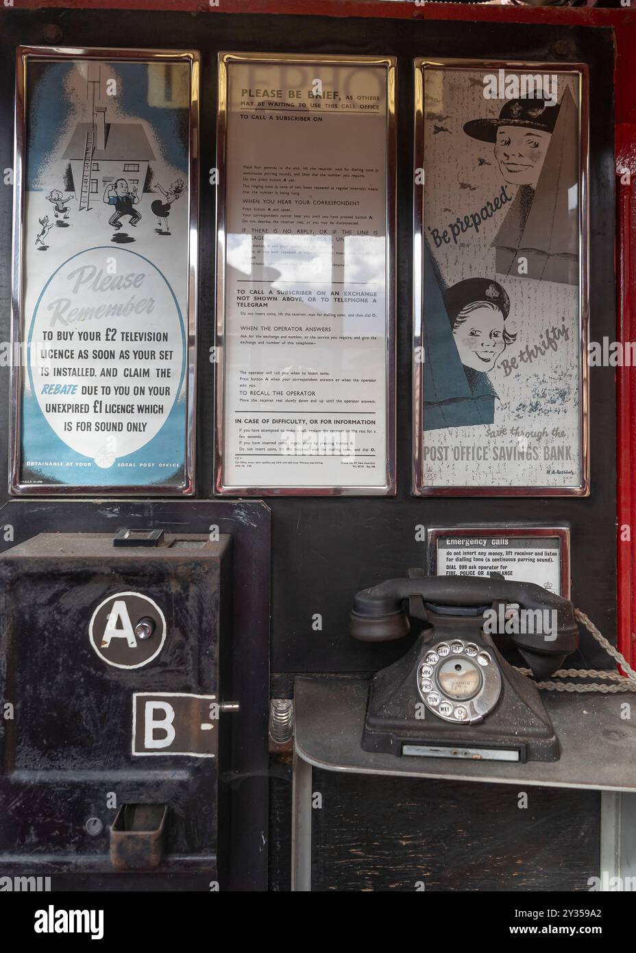 In einer alten britischen Telefonbox. Stockfoto