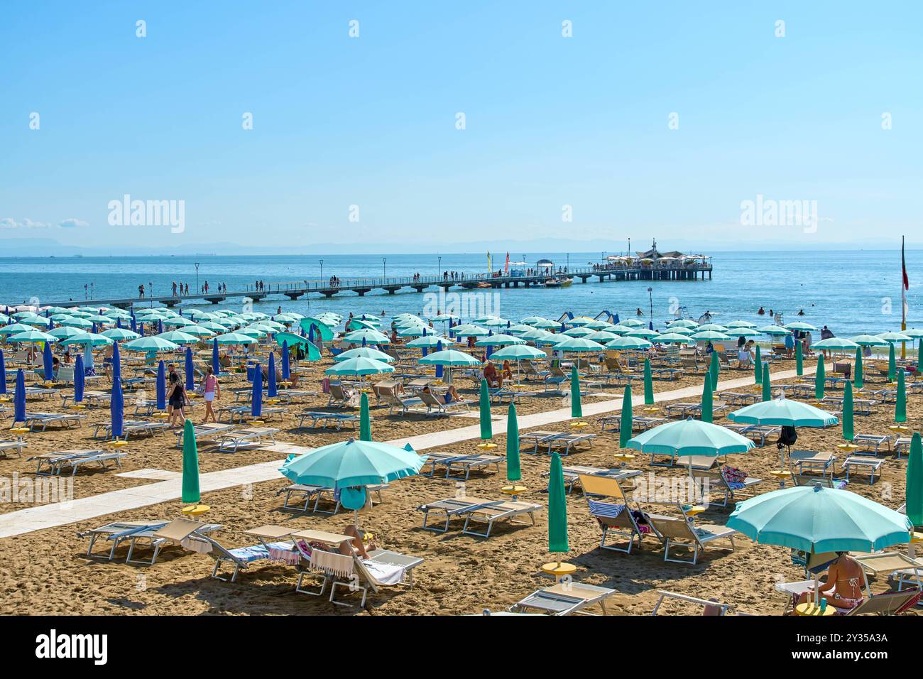 Spiaggia Lignano, Italien - 7. September 2024: Gut frequentierter Strand von Lignano in Italien mit vielen Sonnenschirmen und Liegestühlen im Sommer *** gut besuchter Strand von Lignano in Italien mit vielen Sonnenschirmen und Liegestühlen im Sommer Stockfoto